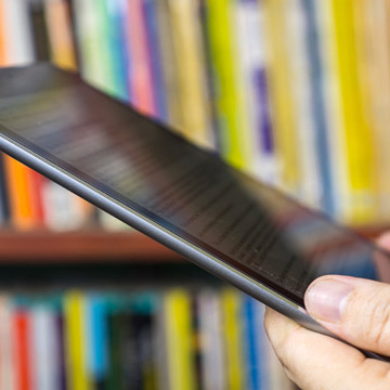 Lecture d'un livre sur une tablette numérique