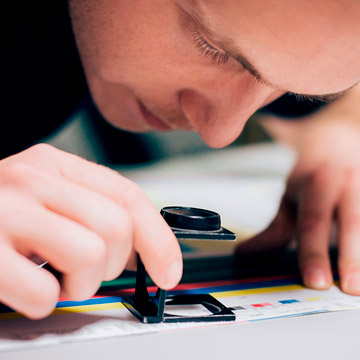 Un expert du livre imprimé vérifie les finitions